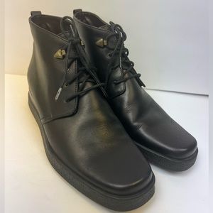 Stonefly-Black Women’s boots,Size:37, Pre-Owned, minor scratches on side of boot